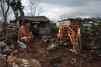 Muchos habitantes de la zona sur de Mérida, como Gabriel Dzul, carecen de casa propia debido a la extrema pobreza. Al fondo, la choza donde habita junto con su familia