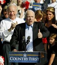 John McCain, en su último acto proselitista en Tampa, Florida. Ambos candidatos a la presidencia de Estados Unidos visitaron ayer más de diez estados del país