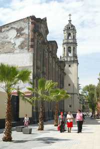 Aspecto de la calle Regina tras su remodelación. En el fondo, el templo y ex convento de Regina Coelli