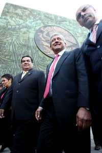 Andrés Manuel López Obrador a su salida de la Cámara de Diputados, tras reunirse con legisladores del FAP