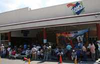 Integrantes de la Coordinadora Estatal de Trabajadores de la Educación en Guerrero bloquearon ayer por cinco horas los accesos a tres centros comerciales