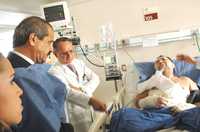 El secretario de Salud, José Ángel Córdova Villalobos, visitó a las personas internadas en el hospital Rubén Leñero que sufrieron lesiones durante el desplome del avión en que viajaba Juan Camilo Moruiño