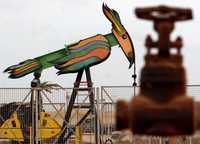 Bomba petrolera decorada como pájaro en un campo de Bahrein. La Organización de Países Exportadores de Petróleo recortó el suministro a partir del primero de noviembre, y podría cortar más su producción, según el gobernador iraní ante el grupo, Mohammad Ali Khatibi. "Si los precios continúan cayendo sería necesario un recorte adicional", afirmó