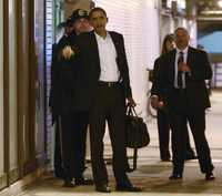 Barack Obama es captado en un edificio del centro de Chicago donde tuvo varias reuniones con personal de su oficina para trabajar en la transición de gobierno