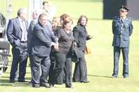 Manuel Carlos Mouriño y María Ángeles Terrazo, padres de Juan Camilo Mouriño, en el momento en que se retiraban del Campo Marte