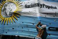 Manifestantes que apoyan las medidas tomadas por la presidenta de Argentina, Cristina Fernández de Kirchner, colocan una manta en las afueras del Congreso en Buenos Aires