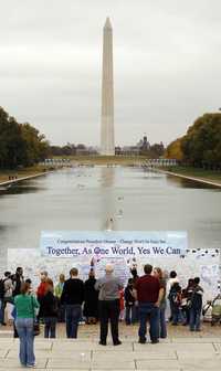 Miles de mensajes de apoyo a Barack Obama en el obelisco, en Washington