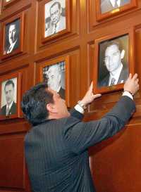 Colocación de la foto de Juan Camilo Mouriño en el muro de los ex secretarios de Gobernación