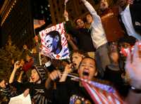 Festejo multirracial en las calles del centro de Chicago, la noche del martes 4 de noviembre, tras anunciarse el triunfo del candidato presidencial demócrata, Barack Obama