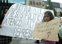 En imagen de archivo, protesta de grupos feministas ante la PGR por los abusos cometidos por policías contra mujeres de San Salvador Atenco