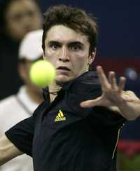 El francés Gilles Simon venció en tres sets a Roger Federer