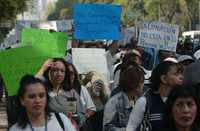 PROTESTA SINDICATO DE LA PGR. Cerca de 200 integrantes del Sindicato Nacional de Trabajadores de la PGR se manifestaron ayer en Paseo de la Reforma, en protesta por la iniciativa de modificaciones a la ley orgánica de la dependencia, que plantea la desaparición de las plazas de base y la reubicación del personal sindicalizado a otras instituciones