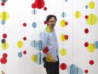 Damián Ortega, ayer, en París entre las piezas de acrílico de la instalación que muestra en el Centro Georges Pompidou