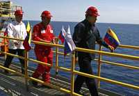 El presidente venezolano Hugo Chávez, y el primer ministro ruso, Igor Sechin, en una plataforma de exploración dirigida por la compañía Gazprom y la estatal PDVSA cerca de Punto Fijo, en el estado de Falcón