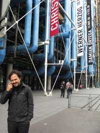 El artista mexicano Damián Ortega, ayer, frente al parisino Centro Georges Pompidou. Al fondo, su nombre junto al de otros expositores internacionales