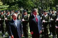 El presidente Felipe Calderón y su homólogo de Bulgaria, Georgi Parvanov, caminan hacia el lugar donde se realizó ayer una comida en honor del mandatario europeo, en la residencia oficial de Los Pinos