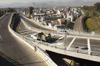 El próximo año no habrá obras nuevas y se aplazará la construcción de puentes vehiculares como el de Puebla, Ahuehuetes y Eje 3 Oriente-Echegaray, y otros trabajos de infraestructura, señaló el secrtario de Finanzas del GDF, Mario Delgado. En esta imagen, aspecto del distribuidor vial Muyuguarda