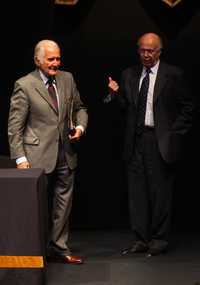 El escritor Carlos Fuentes y José Narro, rector de la UNAM, ayer, en la sala Miguel Covarrubias durante la clausura del Coloquio Internacional La región más transparente: 50 años depués