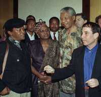 En esta imagen de 1992, Miriam Makeba, al centro, y Hugh Masekela, también cantante sudafricano, comparten con Nelson Mandela y el cantautor estadunidense Paul Simon, en Johannesburgo