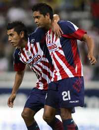 Alberto Venado Medina y Sergio Santana festejan el segundo gol del Guadalajara