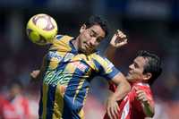 El mediocampista Israel López, del Toluca (derecha), recibió un trofeo antes de iniciar el partido contra San Luis, por sus 500 partidos en primera división