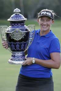 Angela Stanford muestra orgullosa el trofeo que conquistó