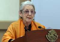 COLEGA DE FUENTES. La escritora sudafricana Nadine Gordimer, ganadora del premio Nobel de Literatura en 1991, durante el homenaje que se rindió ayer a Carlos Fuentes, en el Castillo de Chapultepec, con motivo de su cumpleaños número 80