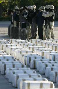 Presentación a los medios de información de 11 presuntos traficantes de mariguana, ayer en la guarnición militar de Ciudad Juárez, Chihuahua