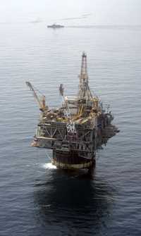 La recesión global disminuye aún más la demanda de petróleo. En la imagen, una plataforma de Chevron en el Golfo de México