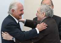 Los escritores Carlos Fuentes y Gabriel García Márquez, con el presidente Felipe Calderón, ayer, en el Alcázar del Castillo de Chapultepec durante el homenaje rendido al autor de La región más transparente por su cumpleaños 80