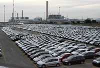 Automóviles Peugeot estacionados en el puerto de italiano de Civitavecchia, en espera de ser embarcados para exportación