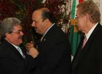 VISITA CAMARAL. El presidente de la mesa directiva de la Cámara de Diputados, César Duarte, y el coordinador de la bancada del Partido de la Revolución Democrática, Javier González Garza, recibieron al embajador de Cuba en México, Manuel Aguilera de la Paz (izquierda), y a otros integrantes del cuerpo diplomático, en el vestíbulo del edificio E del Palacio Legislativo de San Lázaro