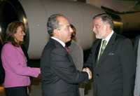 Felipe Calderón y su esposa Margarita Zavala fueron recibidos en el aeropuerto Comodoro Arturo Merino Benítez, de Santiago, por el embajador de Chile en México, Germán Guerrero y su conyuge