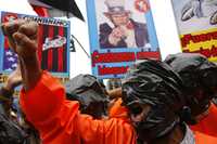 Manifestantes repudiaron ayer la llegada de George W. Bus a Lima, sede de la reunión del APEC