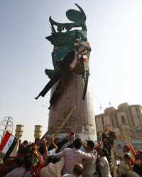 Seguidores del clérigo chiíta Moqtada Sadr queman una réplica de Bush en la capital iraquí