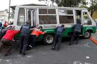 Policías y elementos de protección civil mueven un microbús que chocó en Iztapalapa contra un camión repartidor de agua