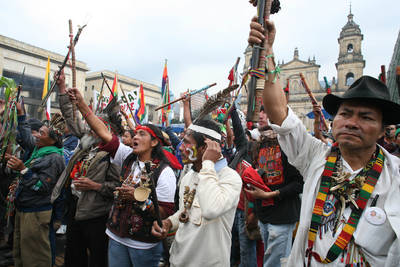 Protestan indígenas en Colombia