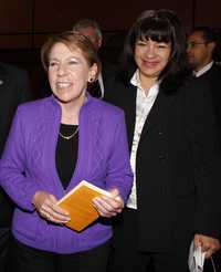Georgina Kessel, secretaria de Energía, y la diputada Martha Hilda González, ayer en San Lázaro