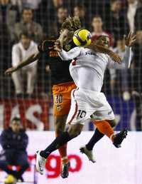 Luis Fabiano (derecha), del Sevilla, pelea por el balón con Alexis, del Valencia, en duelo que acabó 0-0