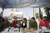 Mantas con leyendas contra Gabriela Cuevas continúan sobre calles de la delegación Miguel Hidalgo, mientras colonos de las Lomas y Polanco, encabezados por Trinidad Belauzarán (al centro), informaron ayer de las acciones que seguirán tras el desalojo del sábado