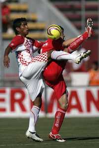 Juan Carlos Valenzuela, de Tecos, marca a Antonio Naelson, de Toluca