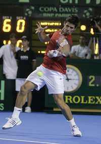 Fernando Verdasco devuelve la pelota durante el juego en que venció al argentino José Acasuso para darle el triunfo a España