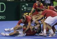 El equipo español festeja la victoria de Fernando Verdasco, tirado en el suelo, tras la final de la Copa Davis, jugada en Mar del Plata, Argentina