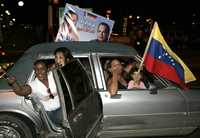 Opositores venezolanos festejan luego de que la autoridad electoral confirmó el triunfo del candidato derechista a la alcaldía de Maracaibo, Manuel Rosales.