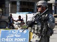 Un soldado de la cuarta brigada de combate estadunidense monta guardia en un puesto de revisión, en apoyo a la unidad ciudadana de vigilancia en Bagdad