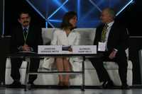 La titular de la SEP, Josefina Vázquez Mota, en la inauguración del Congreso Nacional del Compromiso Social por la Calidad de la Educación 2008. La acompañan Carlos Núñez Urquiza y Alfredo Harp Helú