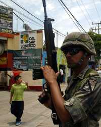 Legisladores y organizaciones no gubernamentales exigen al gobierno federal que retire al Ejército del combate al crimen organizado. En la gráfica, durante un operativo militar en Navolato, Sinaloa