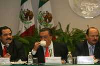 Con una taza de café, el secretario de Gobernación, Fernando Gómez Mont; lo acompaña el coordinador de los diputados del PAN, Héctor Larios