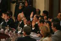 Momento de una de las votaciones de los gobernadores asistentes a la 25 sesión del Consejo Nacional de Seguridad Pública, ayer en el Palacio Nacional