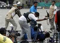 Integrantes de un grupo antiterrorista desalojaron ayer a periodistas que cubrían los enfrentamientos frente al hotel Taj de Bombay